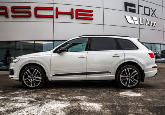 Подержанный автомобиль Audi Q7 2017 года (9 фото)