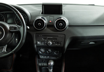 Подержанный автомобиль Audi A1 2014 года (14 фото)