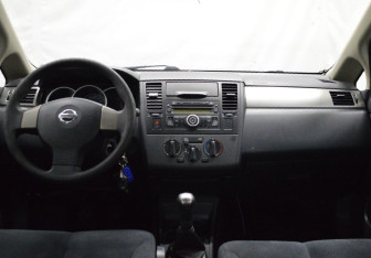 Подержанный автомобиль Nissan Tiida Sedan 2010 года (13 фото)