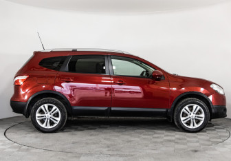 Подержанный автомобиль Nissan Qashqai+2 2011 года (4 фото)