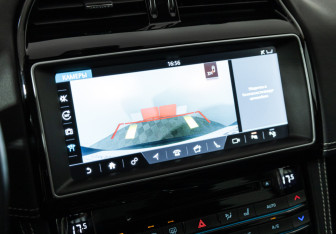 Подержанный автомобиль Jaguar F-Pace 2016 года (19 фото)