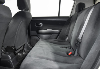 Подержанный автомобиль Nissan Tiida Hatchback 2012 года (12 фото)
