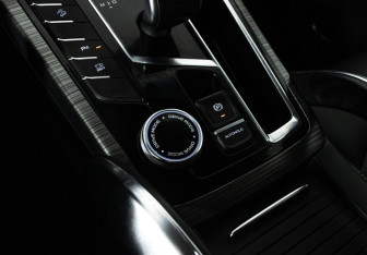 Подержанный автомобиль Geely Atlas Pro 2023 года (18 фото)