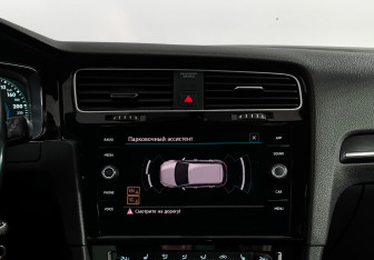 Подержанный автомобиль Volkswagen Golf R Hatchback 2019 года (19 фото)