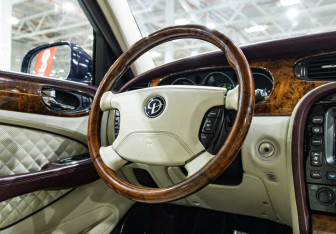 Подержанный автомобиль Jaguar XJ 2008 года (17 фото)