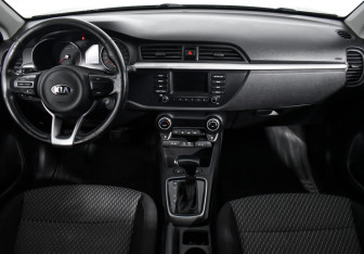 Подержанный автомобиль Kia Rio Sedan 2018 года (13 фото)