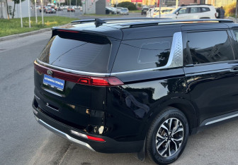 Подержанный автомобиль Kia Carnival 2020 года (8 фото)