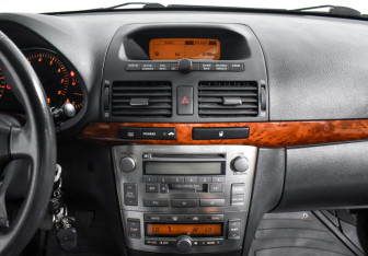 Подержанный автомобиль Toyota Avensis Sedan 2006 года (16 фото)