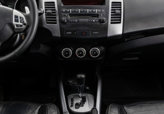 Подержанный автомобиль Peugeot 4007 2008 года (12 фото)