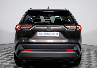 Подержанный автомобиль Toyota RAV4 2021 года (6 фото)