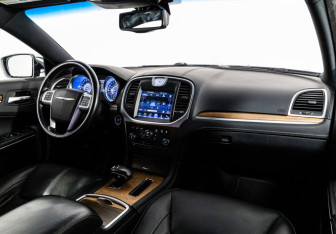Подержанный автомобиль Chrysler 300C Sedan 2012 года (11 фото)