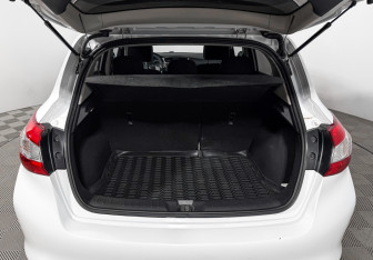 Подержанный автомобиль Nissan Tiida Hatchback 2015 года (19 фото)