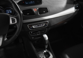 Подержанный автомобиль Renault Fluence 2010 года (18 фото)