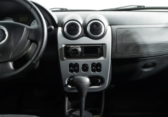 Подержанный автомобиль Renault Logan Sedan 2010 года (14 фото)