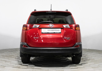 Подержанный автомобиль Toyota RAV4 2014 года (6 фото)