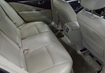 Подержанный автомобиль Infiniti Q50 2015 года (13 фото)