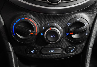 Подержанный автомобиль Hyundai Solaris Hatchback 2015 года (16 фото)