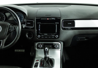 Подержанный автомобиль Volkswagen Touareg 2012 года (14 фото)