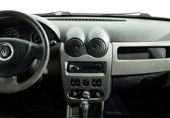 Подержанный автомобиль Renault Sandero 2011 года (14 фото)