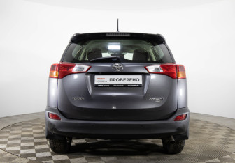 Подержанный автомобиль Toyota RAV4 2013 года (6 фото)