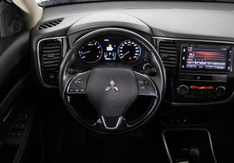 Подержанный автомобиль Mitsubishi Outlander 2019 года (10 фото)