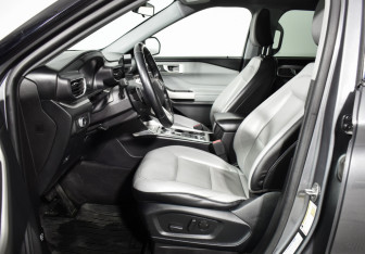 Подержанный автомобиль Ford Explorer 2021 года (10 фото)