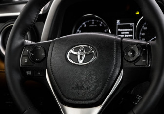 Подержанный автомобиль Toyota RAV4 2016 года (11 фото)
