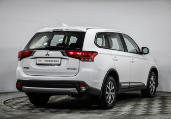Подержанный автомобиль Mitsubishi Outlander 2017 года (5 фото)