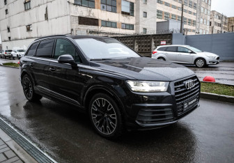 Подержанный автомобиль Audi Q7 2018 года (3 фото)