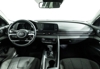 Подержанный автомобиль Hyundai Elantra Sedan 2020 года (13 фото)