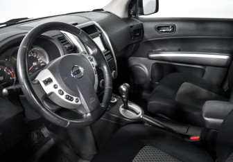 Подержанный автомобиль Nissan X-Trail 2010 года (9 фото)