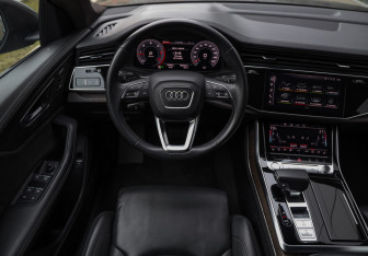 Подержанный автомобиль Audi Q8 2019 года (12 фото)