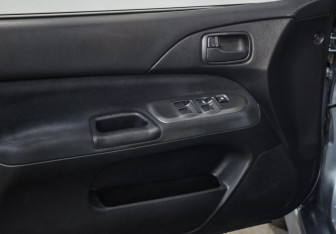 Подержанный автомобиль Mitsubishi Lancer Wagon 2007 года (15 фото)