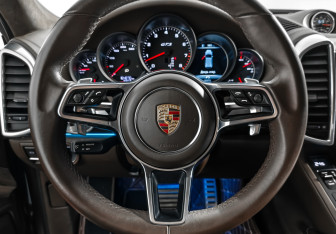 Подержанный автомобиль Porsche Cayenne 2015 года (20 фото)
