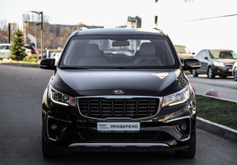 Подержанный автомобиль Kia Carnival 2020 года (3 фото)