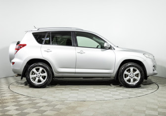 Подержанный автомобиль Toyota RAV4 2011 года (4 фото)