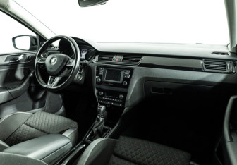 Подержанный автомобиль Skoda Rapid Liftback 2015 года (9 фото)