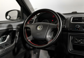 Подержанный автомобиль Skoda Roomster 2008 года (15 фото)