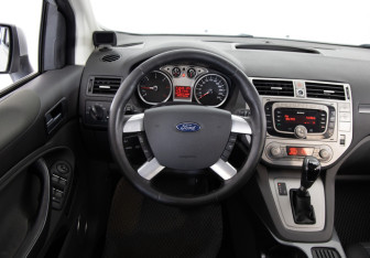 Подержанный автомобиль Ford Kuga 2011 года (10 фото)