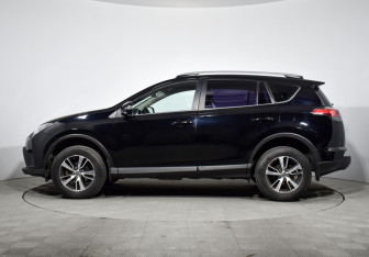 Подержанный автомобиль Toyota RAV4 2017 года (8 фото)