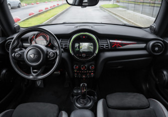 Подержанный автомобиль MINI Hatch 2020 года (11 фото)
