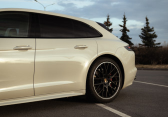 Подержанный автомобиль Porsche Panamera Wagon 2019 года (2 фото)