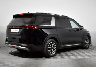 Подержанный автомобиль Kia Carnival 2023 года (5 фото)