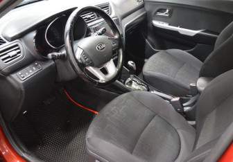 Подержанный автомобиль Kia Rio Hatchback 2013 года (10 фото)