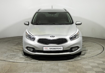 Подержанный автомобиль Kia Ceed Hatchback 2012 года (2 фото)