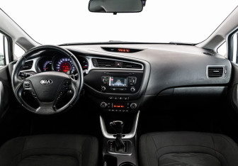 Подержанный автомобиль Kia Ceed Hatchback 2017 года (10 фото)