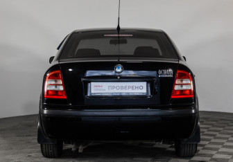 Подержанный автомобиль Skoda Octavia Liftback 2003 года (6 фото)
