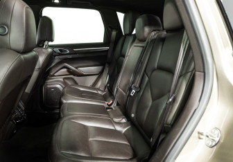 Подержанный автомобиль Porsche Cayenne 2016 года (10 фото)