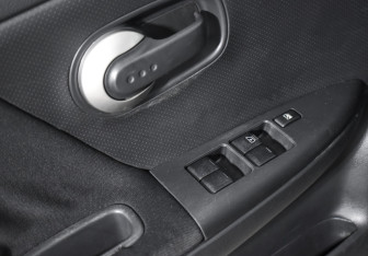 Подержанный автомобиль Nissan Note 2011 года (10 фото)
