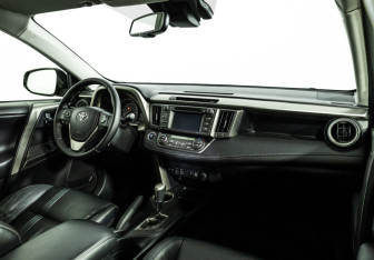 Подержанный автомобиль Toyota RAV4 2013 года (9 фото)